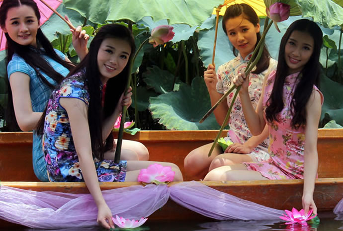 佛山荷花叢中一船美女秀美腿比挑逗