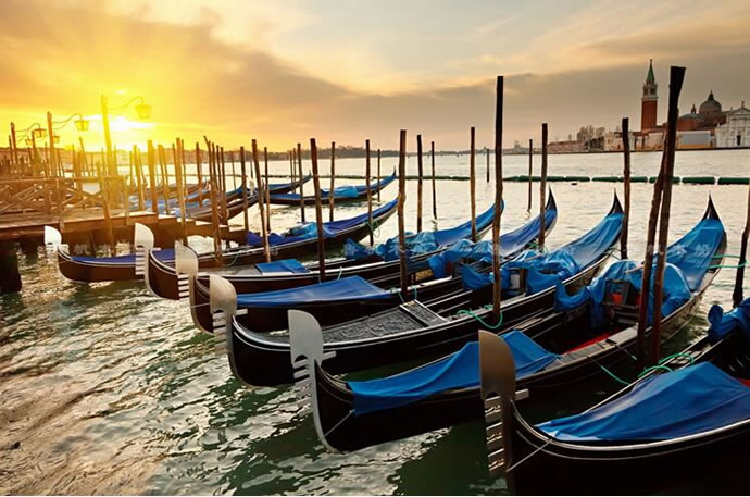 廠(chǎng)家直銷(xiāo)貢多拉游船澳門(mén)威尼斯人酒店景觀(guān)裝飾攝影木船歐式手劃船