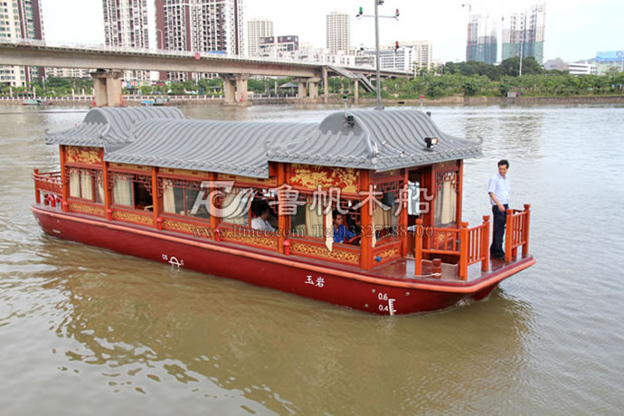 木格窗畫(huà)舫船